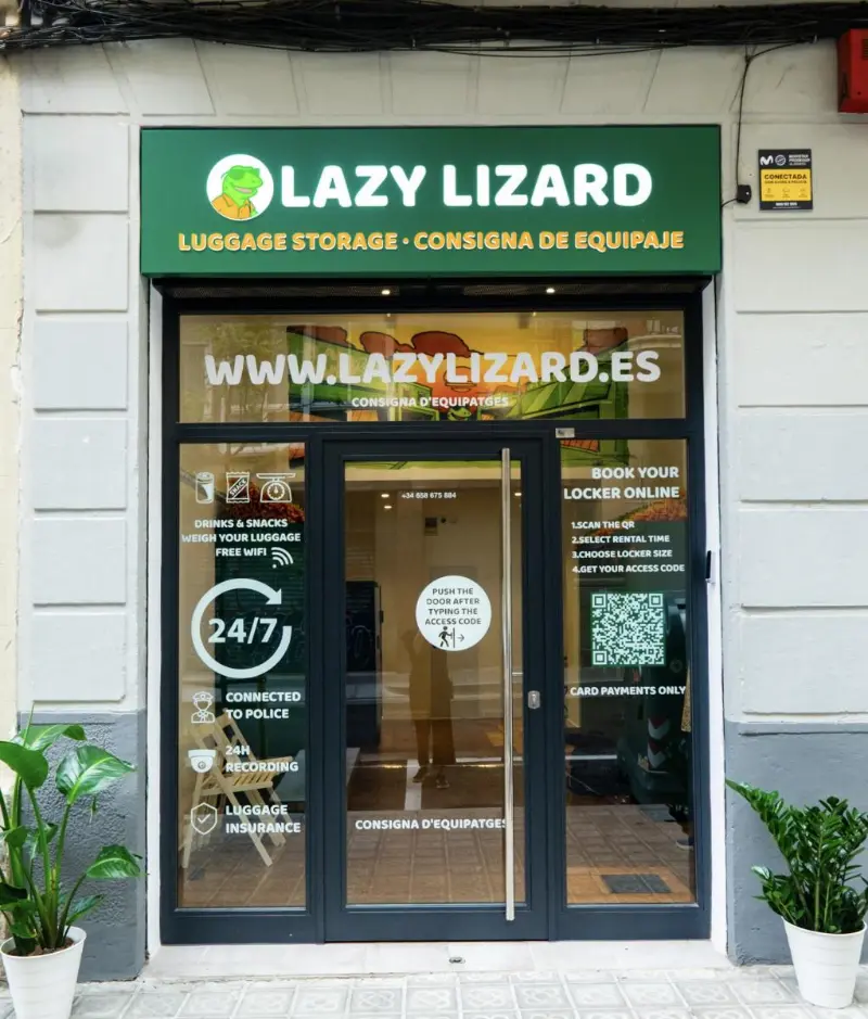 Fachada de Lazy Lizard en Carrer d'Elkano 46 con el rótulo verde